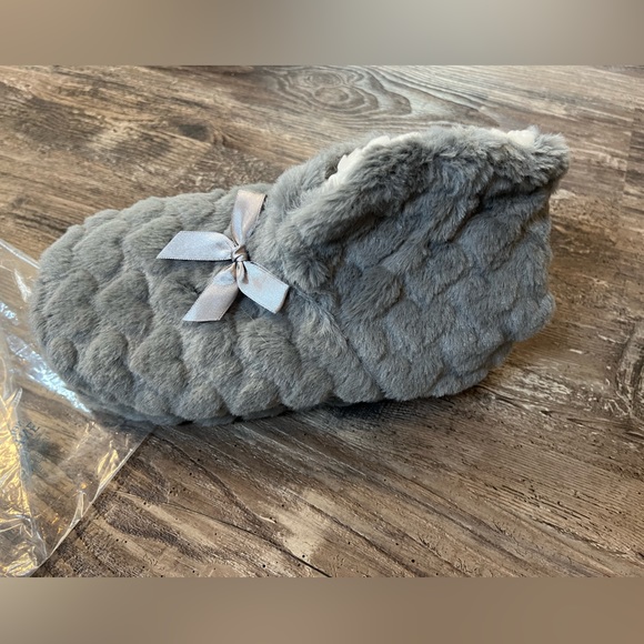 Skyline Collection Fuzzy Slipper Boots Grey New In Package Size 5-7 - Picture 2 of 7